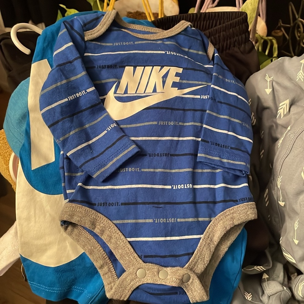 Nike - Picture 2 of 5